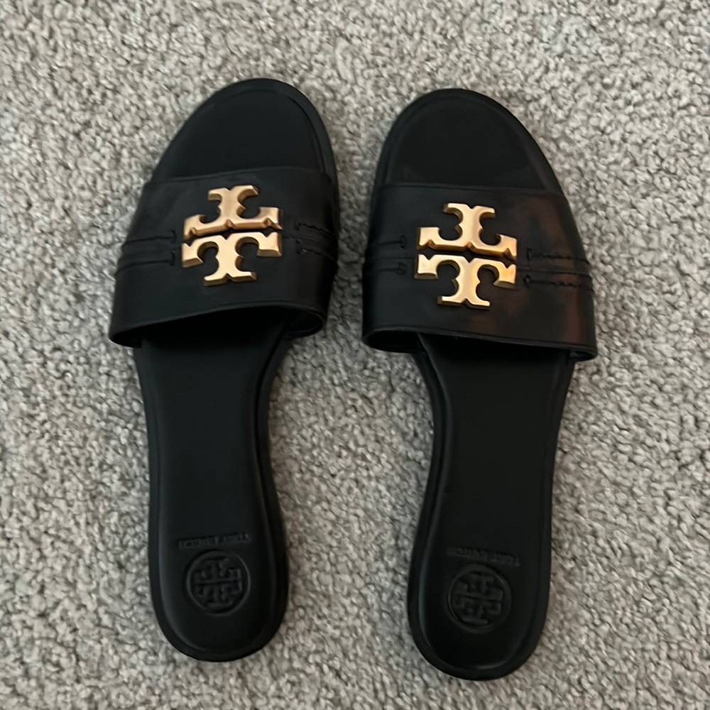 Black leather Tory brunch sandals. I’m excellent condition never worn. Size 6.5